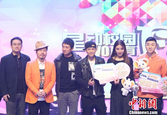 蘇醒現(xiàn)身粉校園粉絲秀當(dāng)評(píng)委“熱辣”點(diǎn)評(píng)