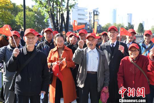 江蘇淮安百位老人攜手度重陽感受家鄉(xiāng)美