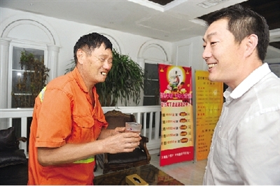 鄭州“愛(ài)心一條街”開(kāi)Party 和環(huán)衛(wèi)工一起過(guò)中秋