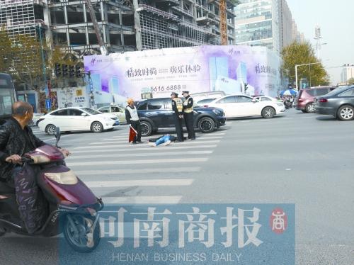 男子交通違法被查后躺路上不起 撕破執(zhí)法記錄本