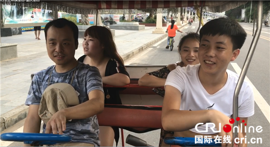 圖片默認(rèn)標(biāo)題_fororder_06重慶街頭騎多座自行車的年輕人_副本1