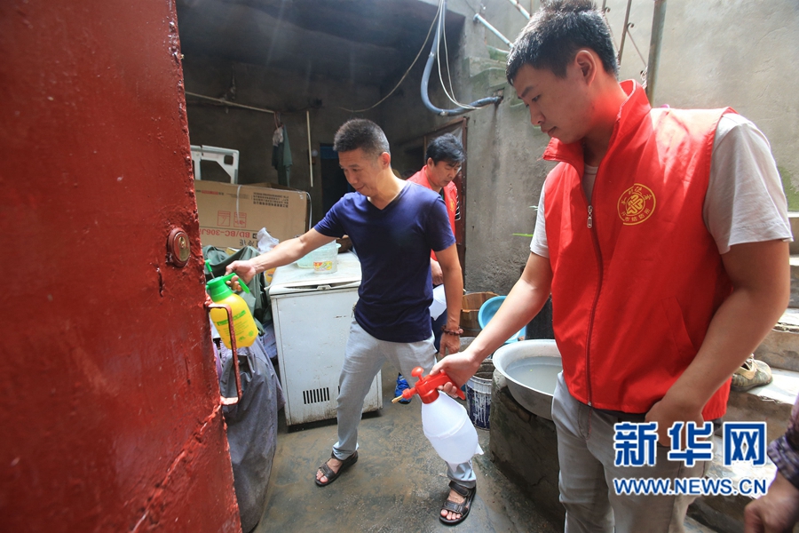 河南開封:暴雨過后忙消毒 河南開封:暴雨過后忙消毒