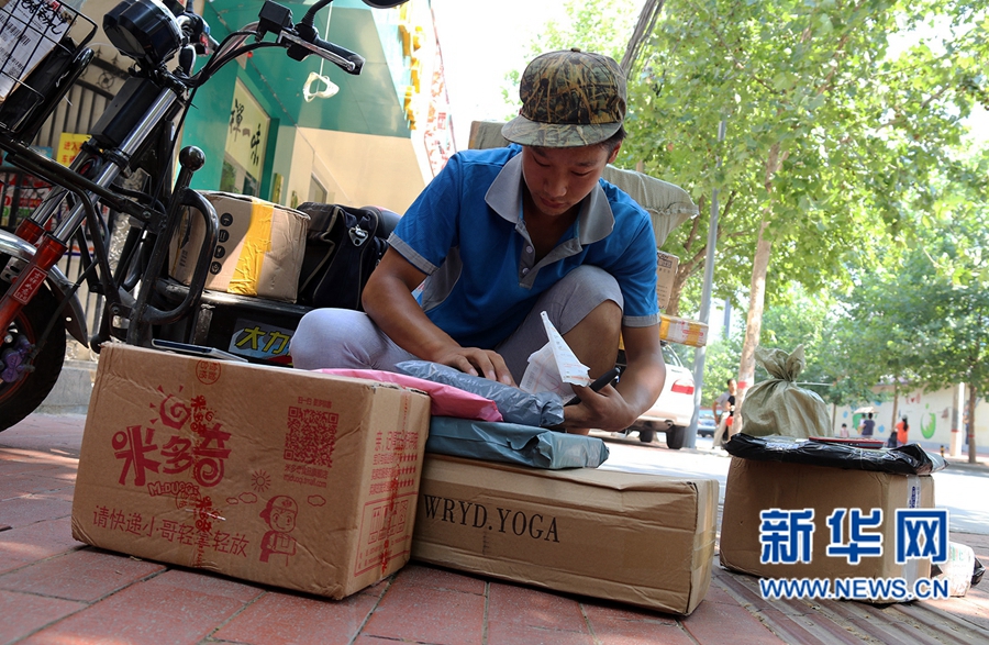 鄭州:高溫下的勞動者們 鄭州:高溫下的勞動者們