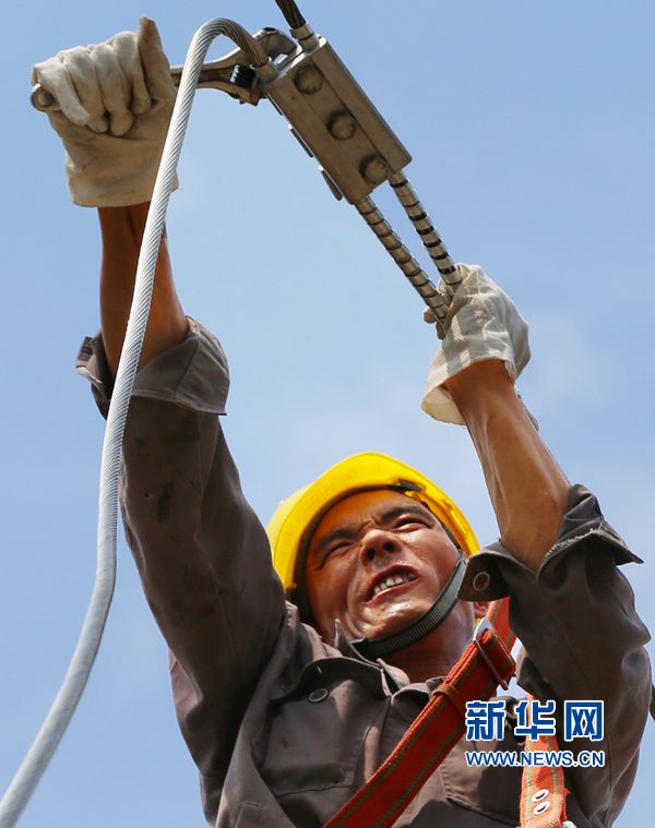 河南寶豐:酷暑高溫?fù)屝廾? complete=