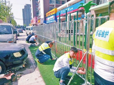 鄭州一幼兒園圈占人行道當(dāng)院子被罰3000元