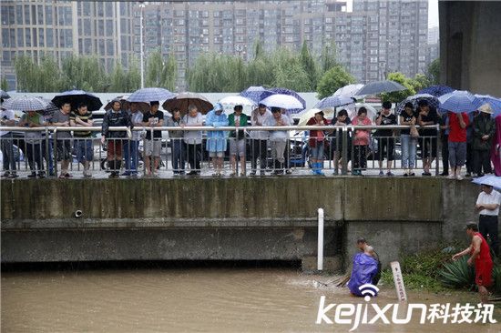 武漢暴雨沖來大魚 市民自帶漁網當街捕魚