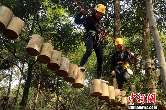 華中首家飛越叢林探險(xiǎn)項(xiàng)目落戶長沙游客體驗(yàn)樹上探險(xiǎn)