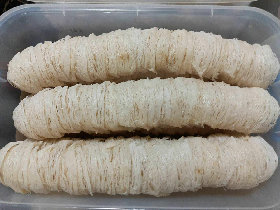 2圖為:海關(guān)緝私人員查扣的走私燕窩.jpg