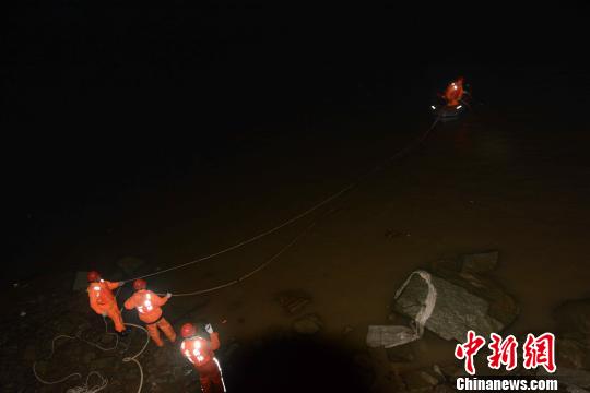 東海救助力量深夜搜尋并成功打撈墜江運(yùn)鈔車