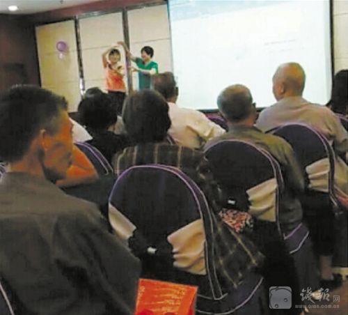 受害老人之前拍下的講座情景。