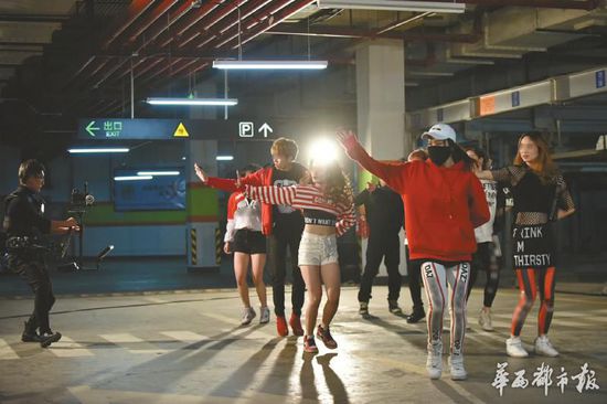 1��26�գ��ɶ��д���·ĳ���֘�����ҹ12�c�^����������߀�ڵ���܇���Ĕz��