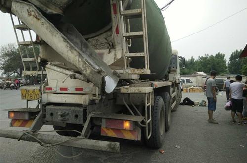 長安區(qū)一老人買菜時被混泥土攪拌車撞倒