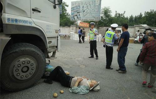 長安區(qū)一老人買菜時被混泥土攪拌車撞倒