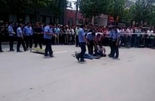 網(wǎng)傳開封公交司機(jī)被當(dāng)街捅死 疑因與三輪車搶客