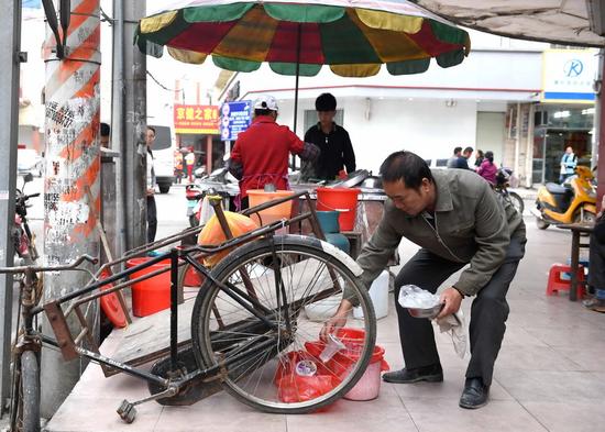 һ���u��Ͳ�۵Ĕ����ڏV���M�h�M���(zh��n)���^����ͬ���������Ͷ�ŵ�4��(g��)�������4��13�Քz)�� ���A��ӛ�� ���A �z